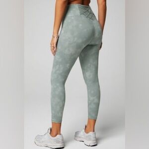 Fabletics Tyedye high-waisted Leggings - Sage Gray Solar Dye 7/8